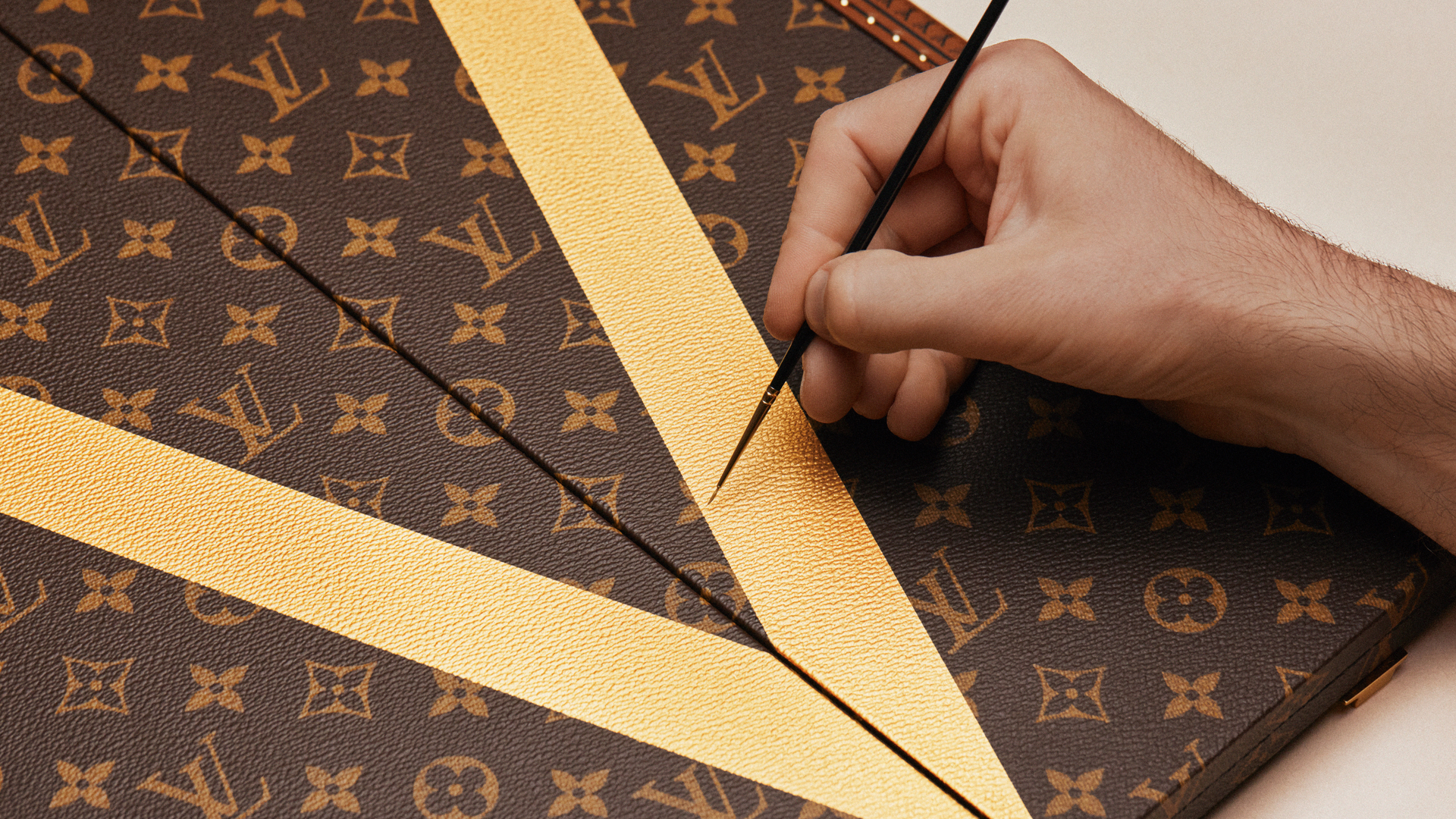 LOUIS-VUITTON_FIFA-WORLD-CUP-2026_TROPHY-TRUNK-SAVOIR-FAIRE-3-Hues-Destinee-A-Hughes